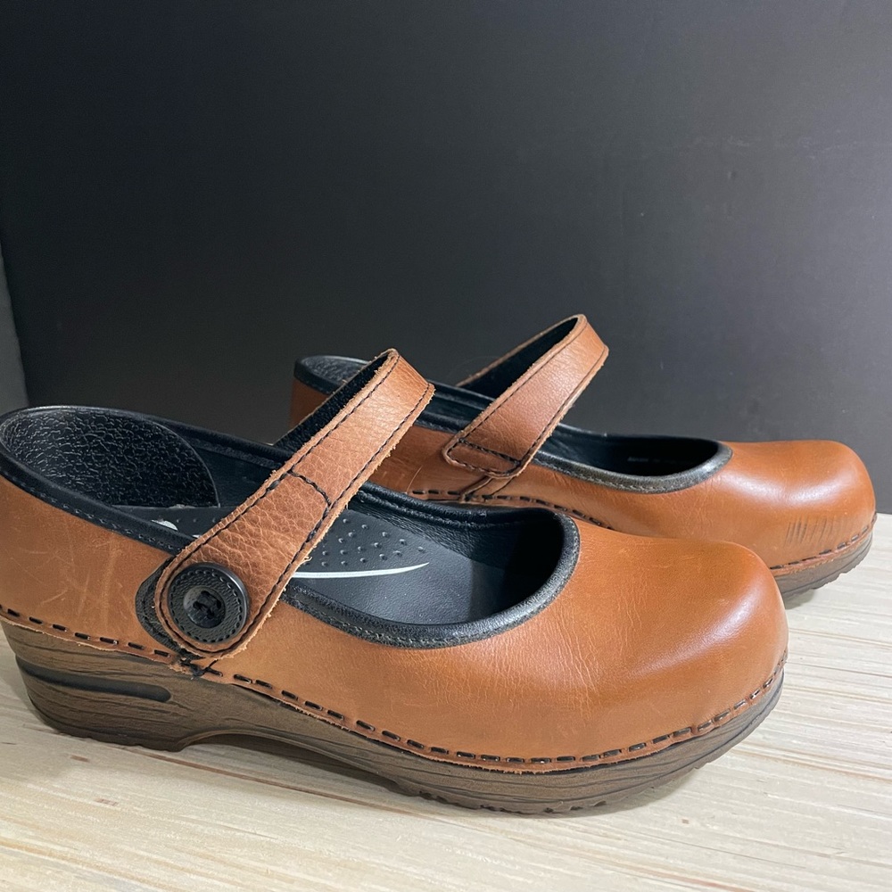 Sanita clogs size 37 (Euro) 6 1/2 (US). Excellent condition.